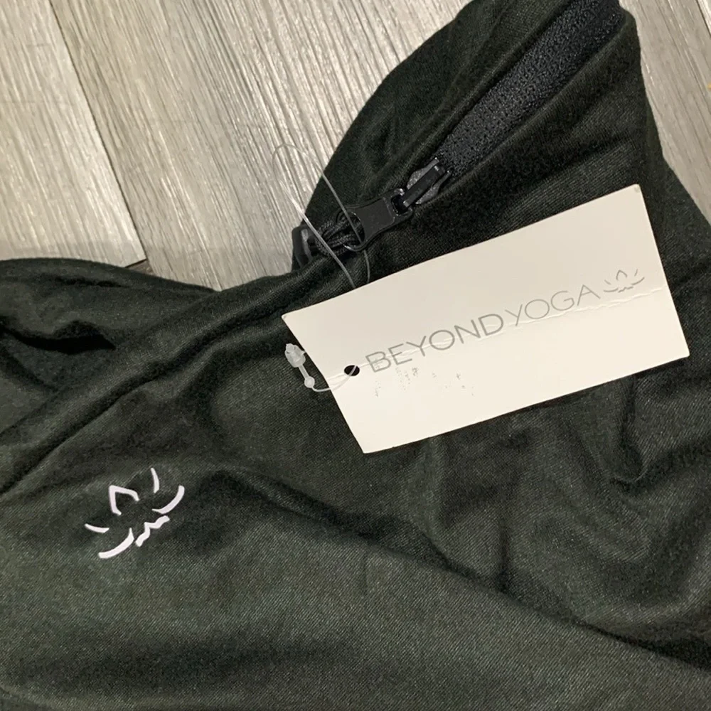 Beyond Yoga NWT Black‎ Pocket Infinity Scarf